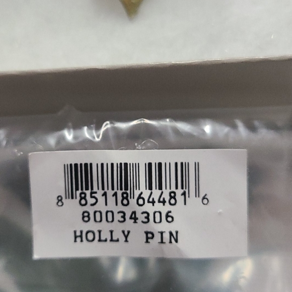 Met Museam of Art Vintage Holly brooch - Picture 3 of 9